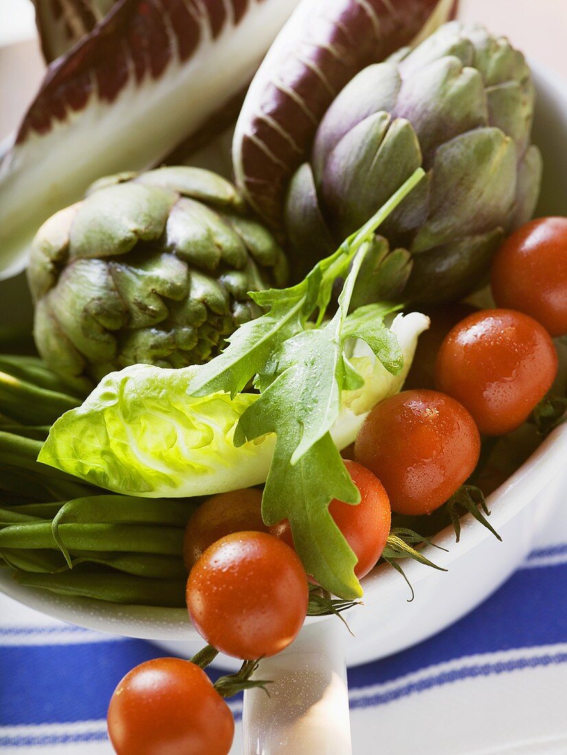 Frisches Gemüse und Salat im Sieb (Ausschnitt)