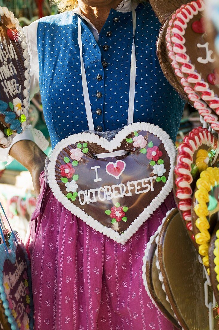 Frau in Tracht mit Lebkuchenherz (München, Oktoberfest)