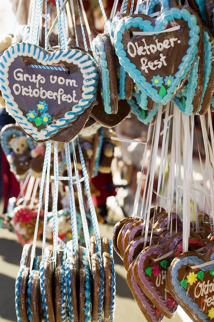 Lebkuchen hearts on market stall (Oktoberfest, Munich)