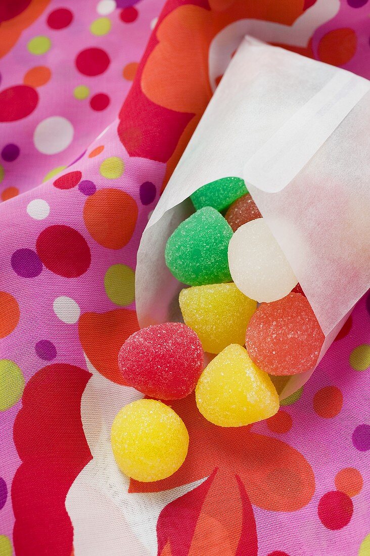 Bunte Geleebonbons in Tüte