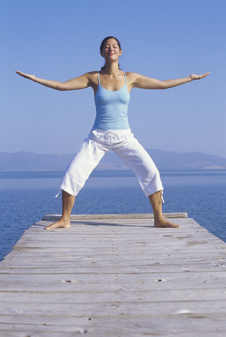 Frau in Yogastellung am Meer