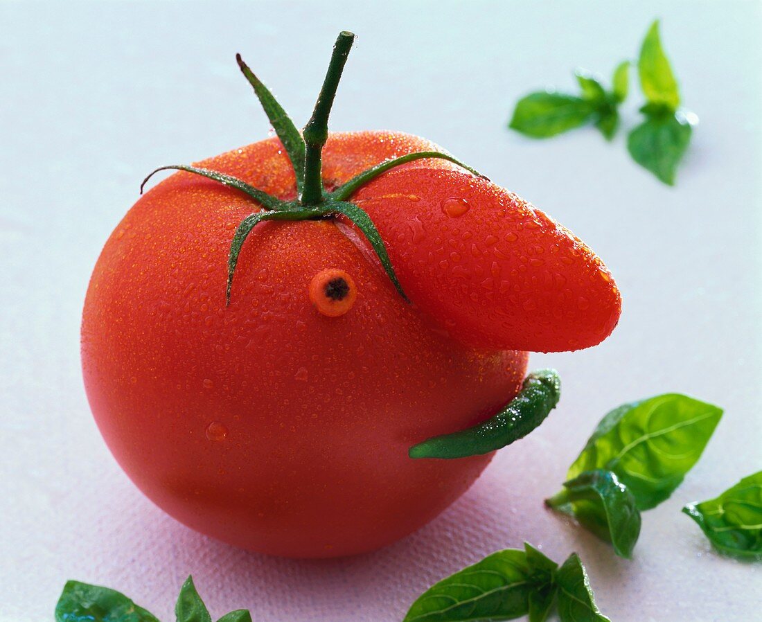 Lustiges Tomatengesicht mit Wassertropfen