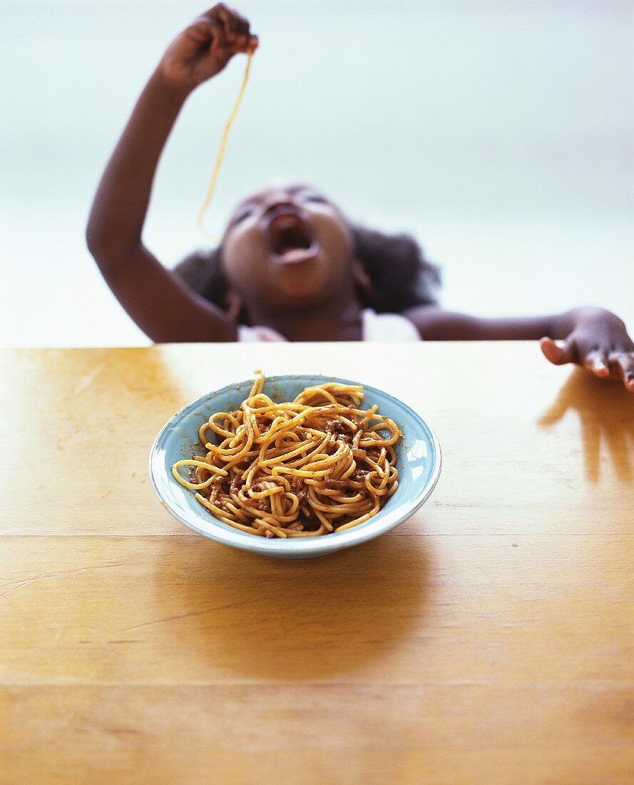 Kleines Mädchen isst Spaghetti Bolognese