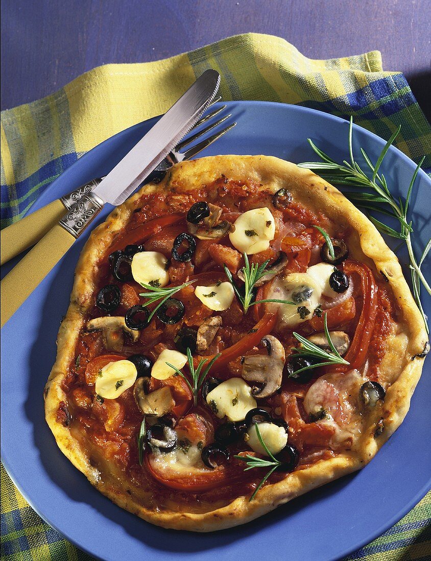 Pizza mit Tomaten, Oliven und Champignons