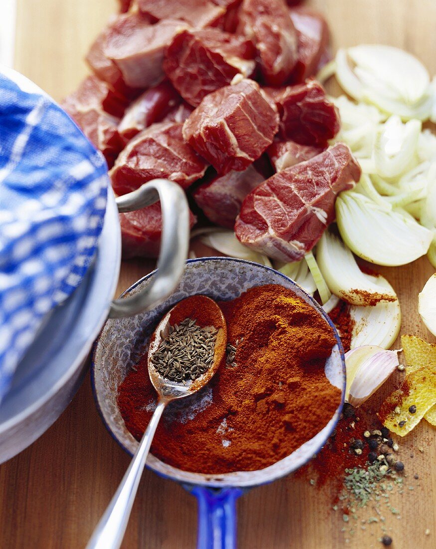 Zutaten für Gulasch: Rindfleisch, Paprika, Zwiebeln, Kümmel
