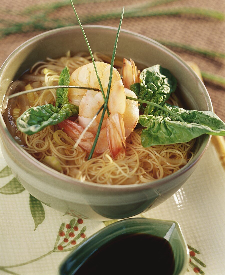 Spaghetti with prawns and spinach