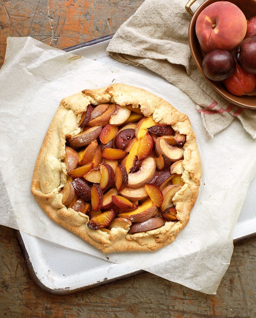 Peach pie (overhead view)