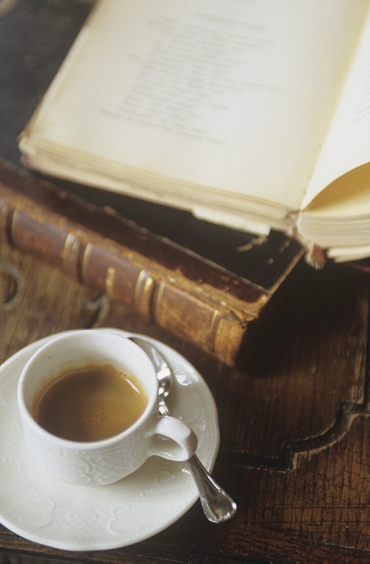 Kaffee Puschkin mit Wodka, daneben alte Bücher