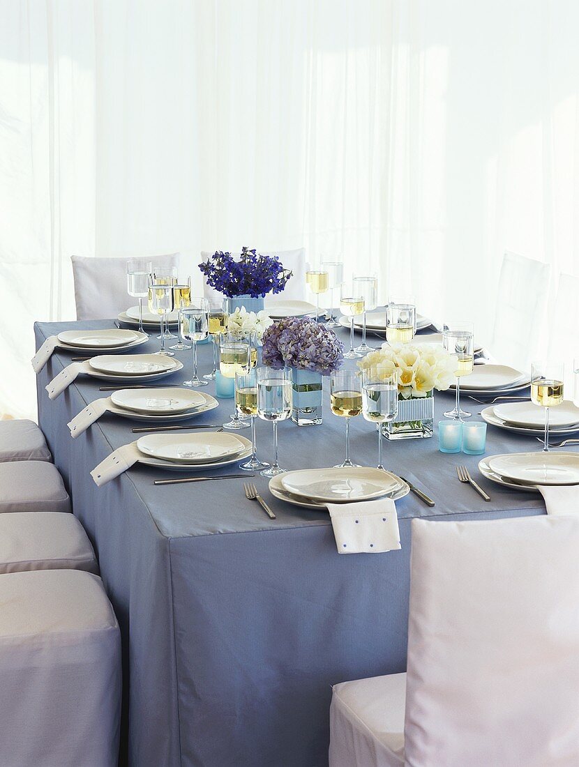 Gedeckter Tisch in den Farben Violett und Weiß