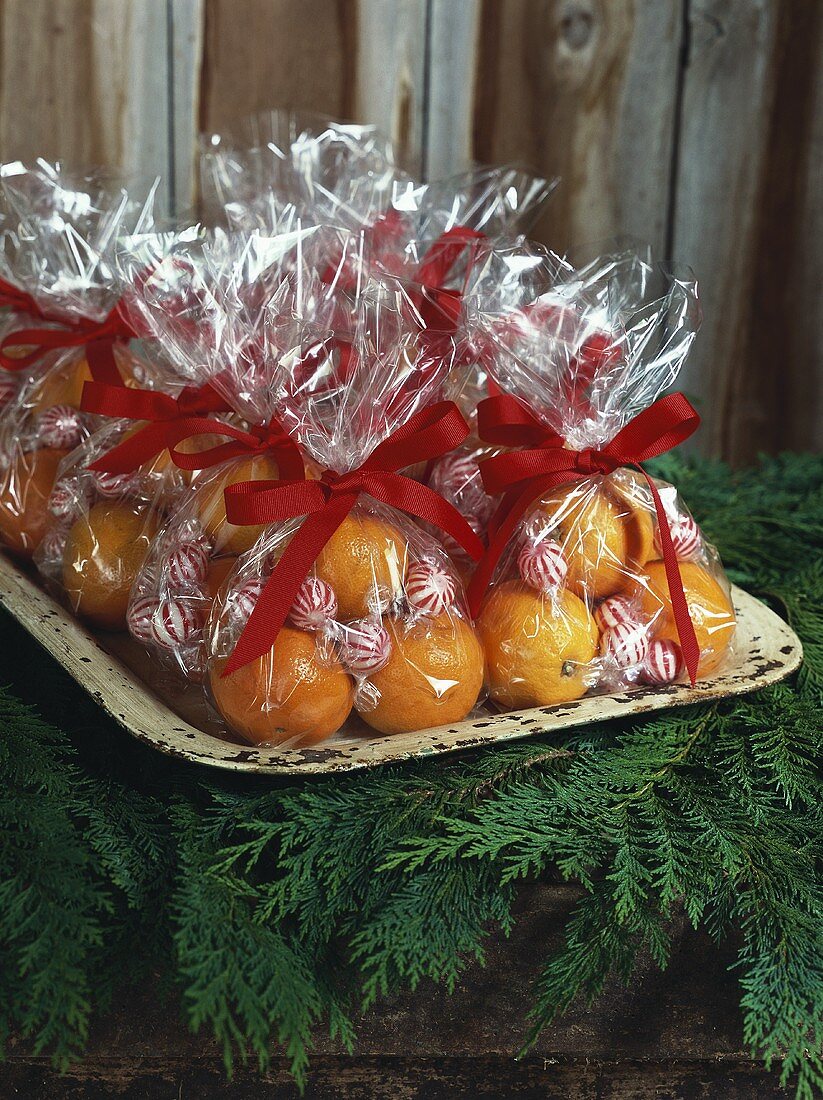 Orangen mit Minzbonbons zum Verschenken