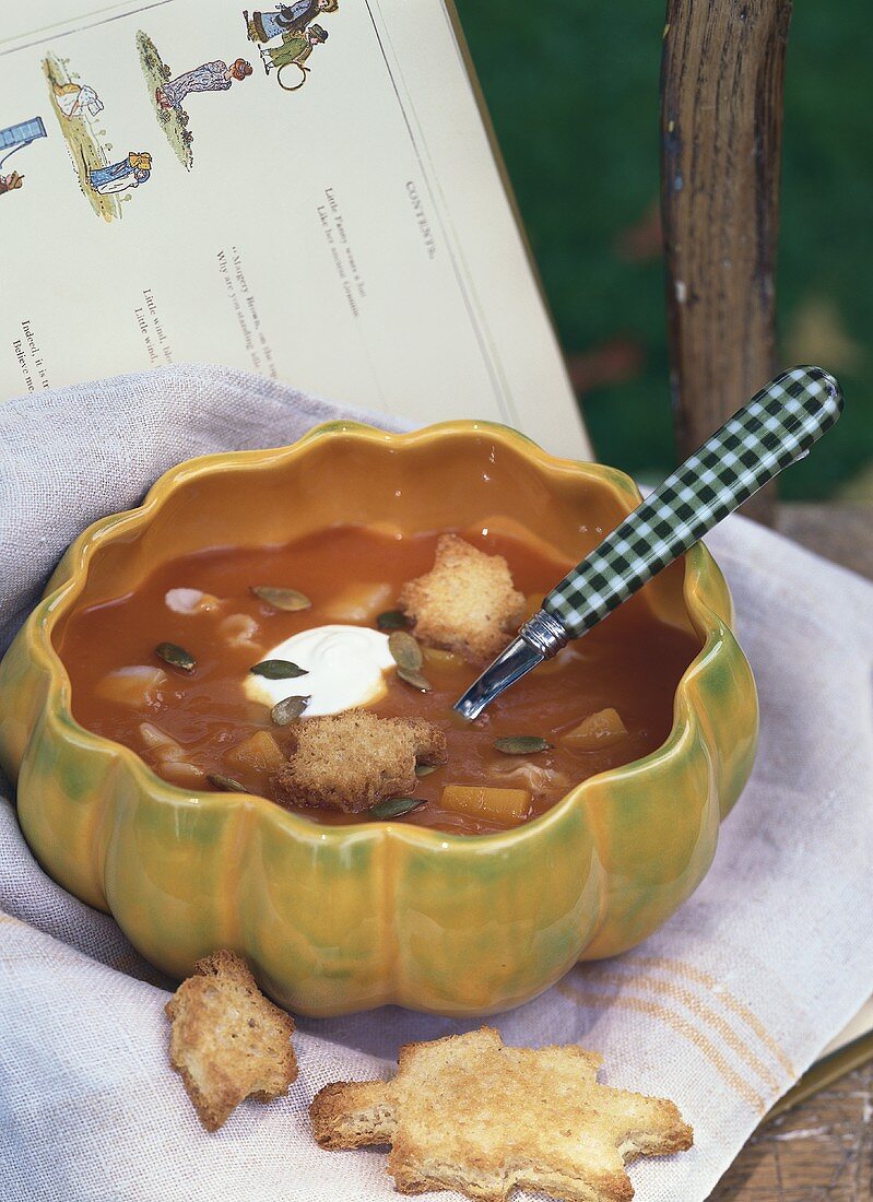 Kürbissuppe mit Kürbiskernen, Croûtons und saurer Sahne