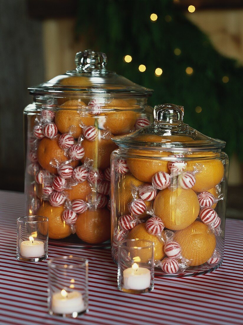 Orangen und Minzbonbons in Vorratsgläsern für Weihnachten