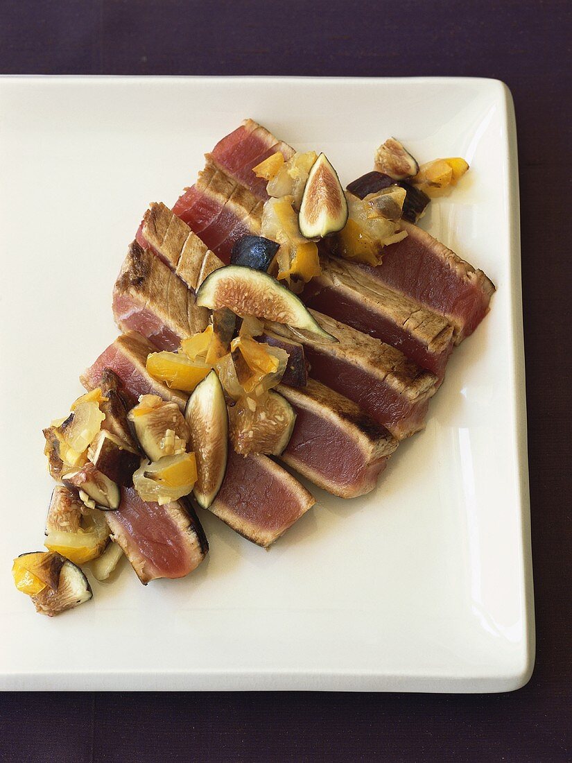 Seared tuna slices with figs