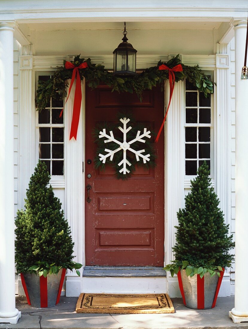 Weihnachtlich dekorierte Haustür