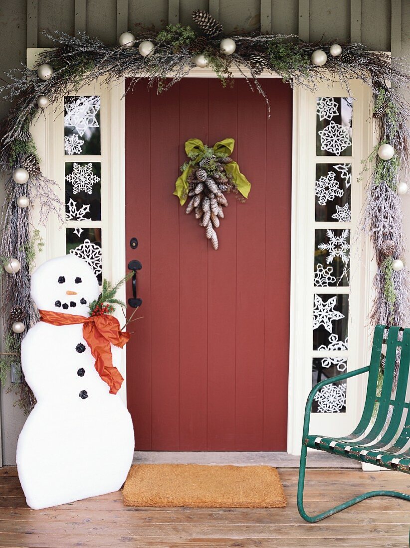 Weihnachtlich dekorierte Haustür mit 853783 – StockFood ❘ kaufen – … Bilder
