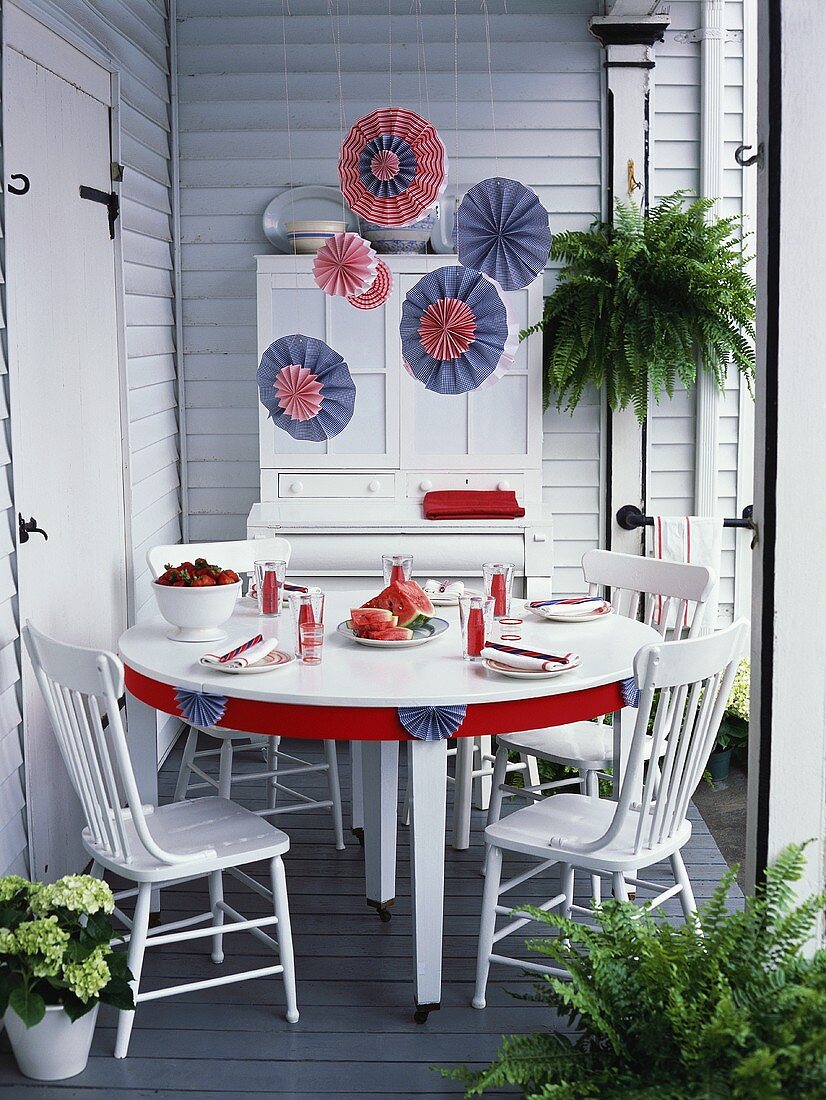 Gedeckter Tisch in den Farben Rot, Blau und Weiß