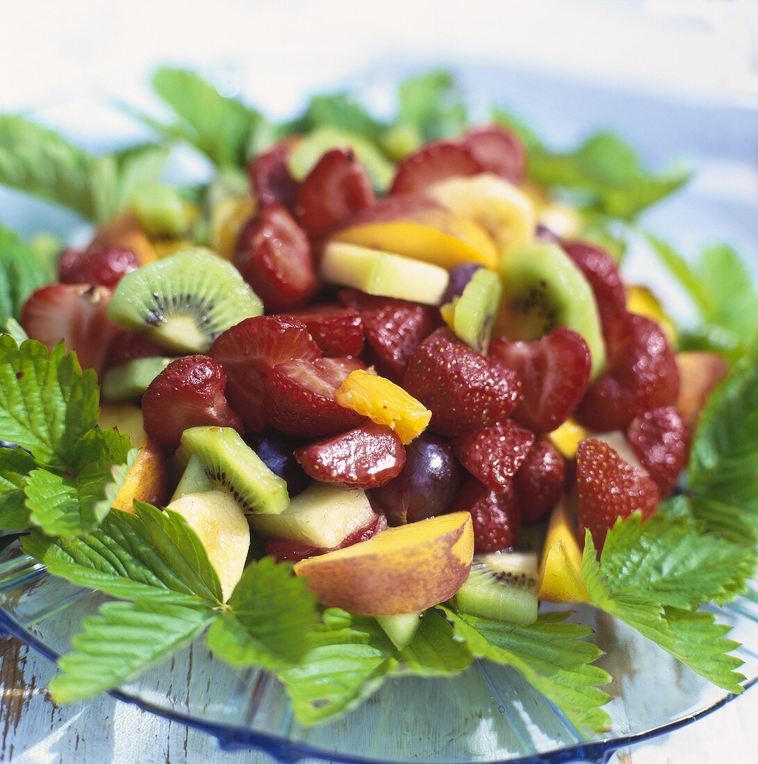 Obstsalat mit Erdbeerblättern