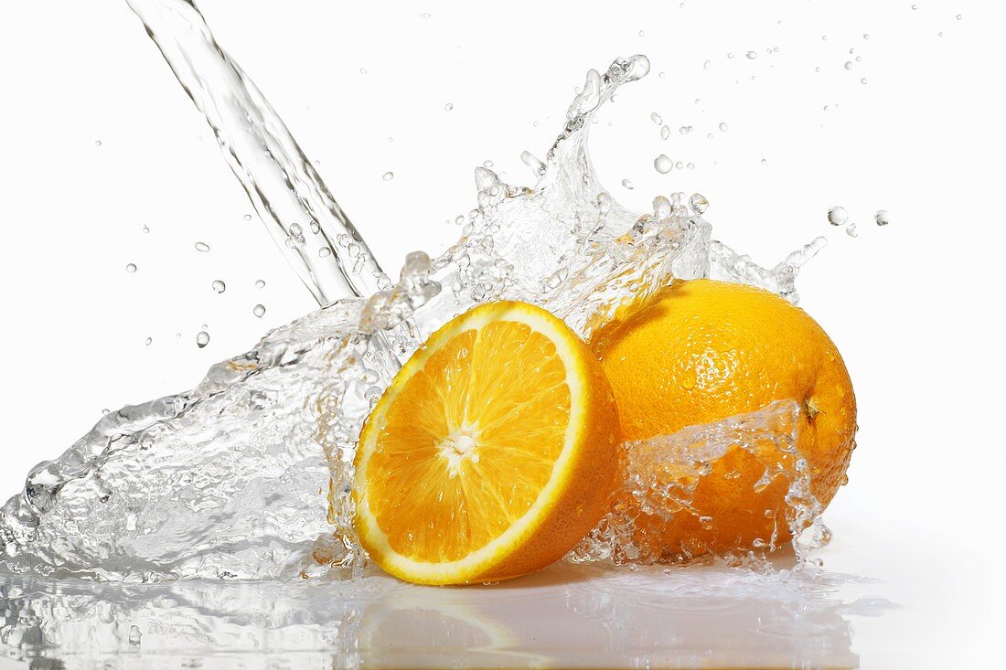 Orangen im Wasserstrahl