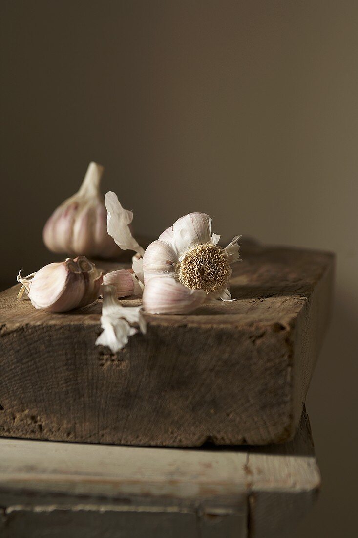 Knoblauch auf Holzbrett