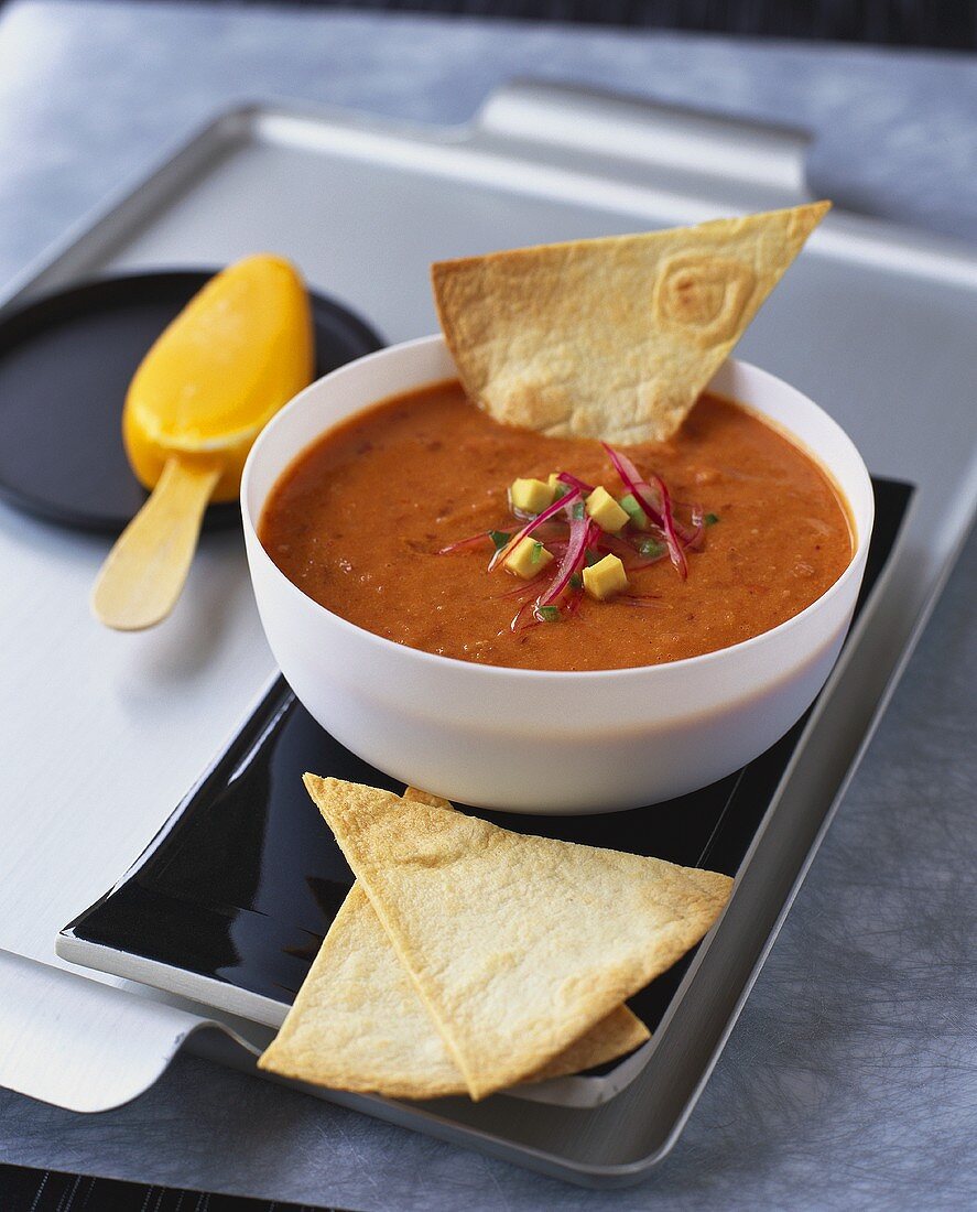 Scharfe Bohnensuppe mit Guacamole, Tortilla und Eis