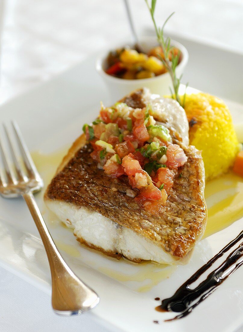 Gebratenes Zackenbarschfilet mit Salsa