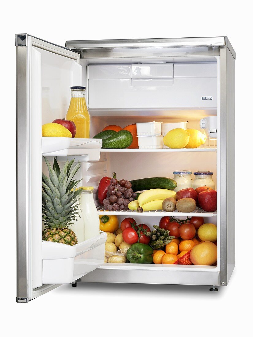 Blick in Kühlschrank mit Obst, Gemüse und Lebensmitteln