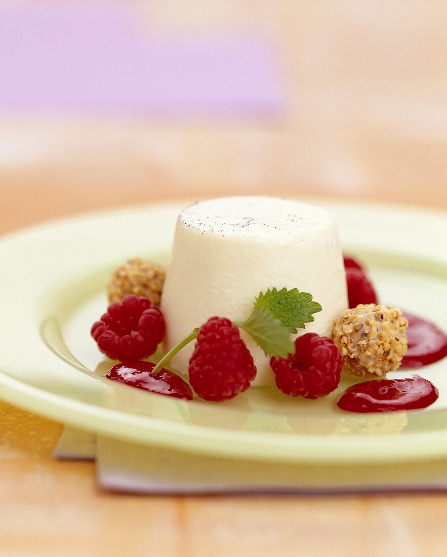 Panna cotta with raspberries and giotto
