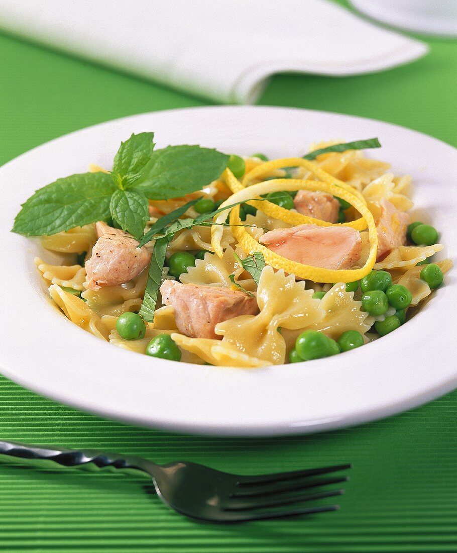 Farfalle with salmon, peas and mint leaves