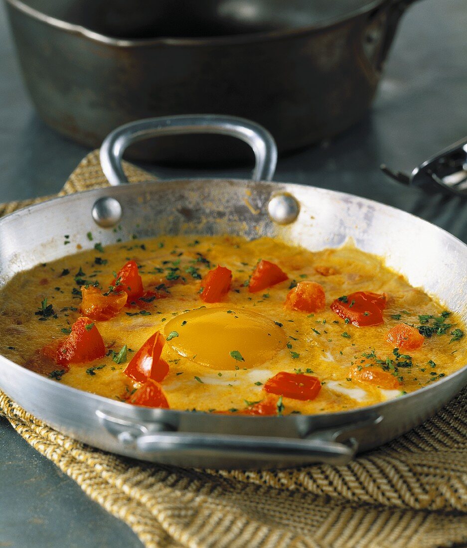 Oeufs cocotte à la tomate (geschmorte Eier mit Tomaten)