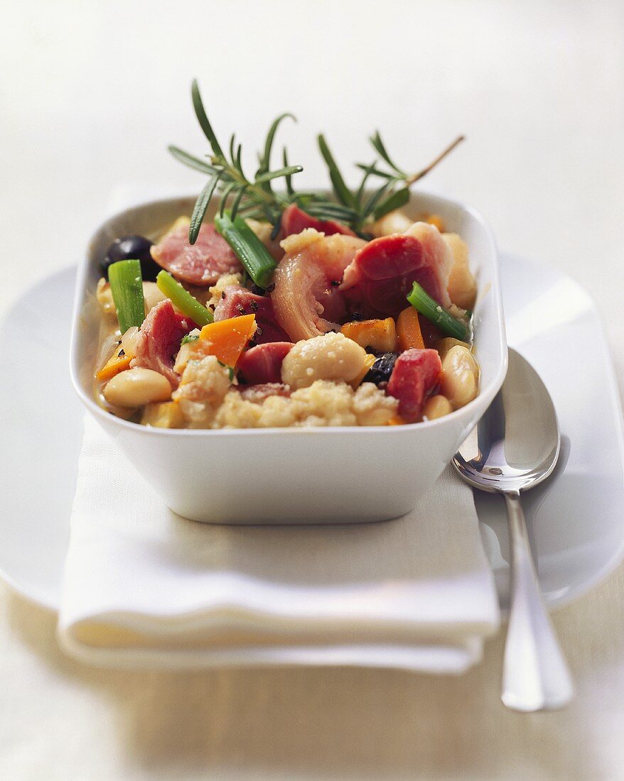 Cassoulet mit Eisbein in einem Schälchen