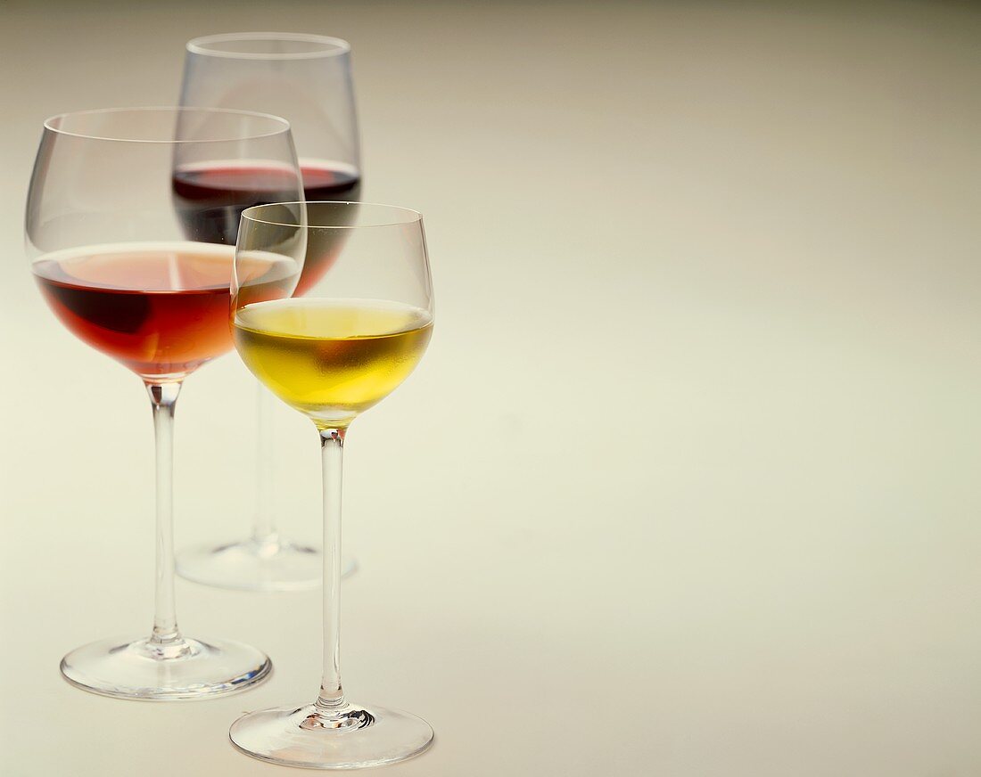 Dessertwein, Roséwein und Rotwein in Gläsern