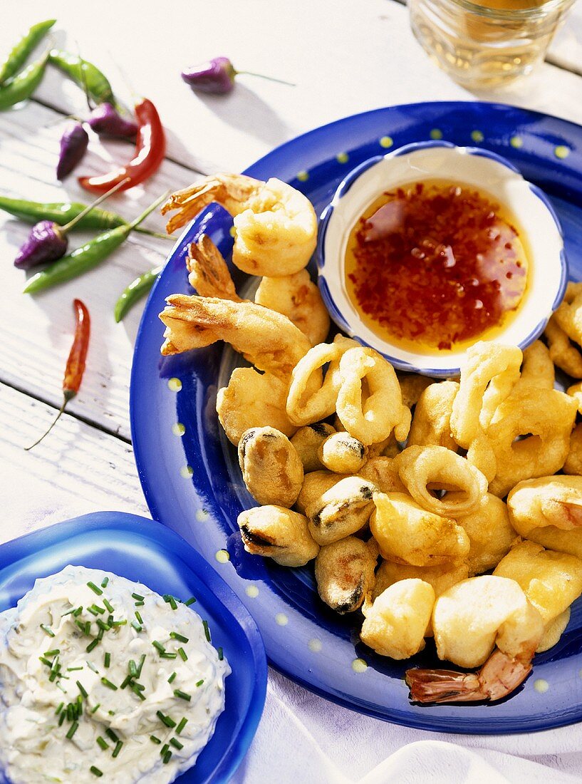 Frittierte Tintenfische & Garnelen mit Chilisauce & Tsatziki