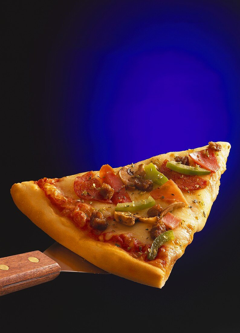 Ein Stük Pizza mit Schinken und Paprika auf Heber