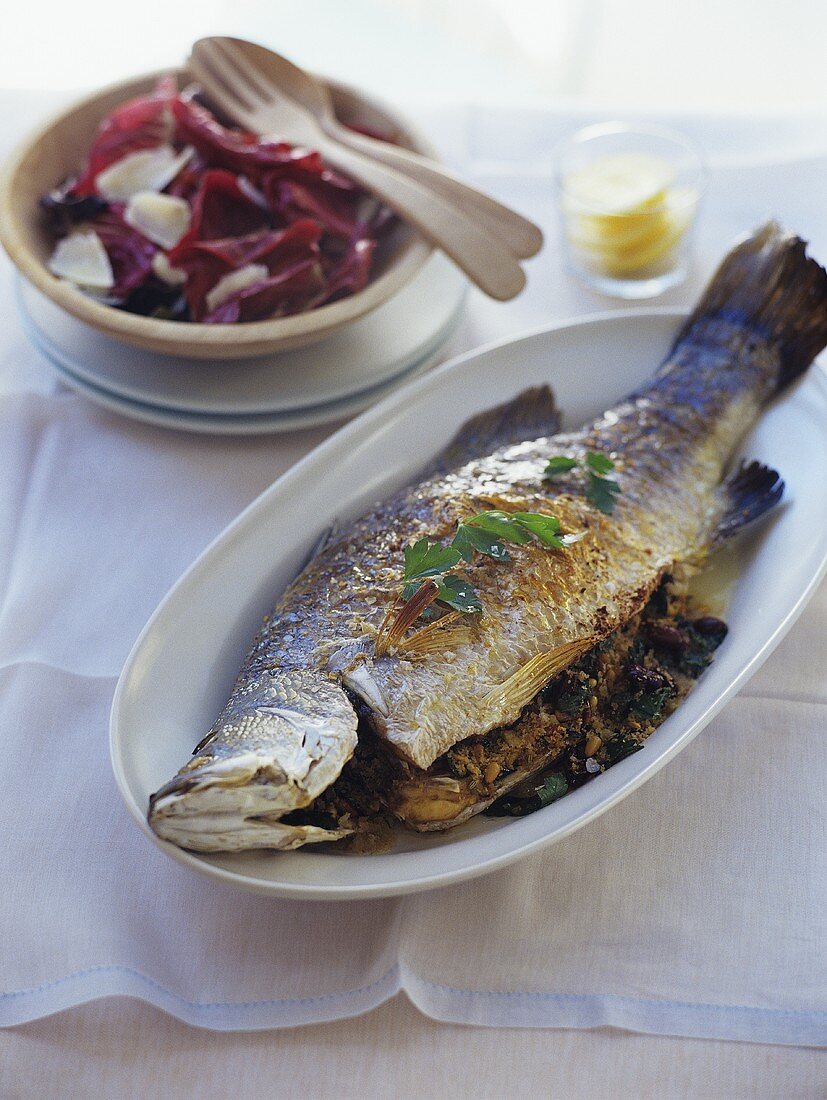 Gefüllter Barramundi mit Oliven-Pinienkern-Füllung