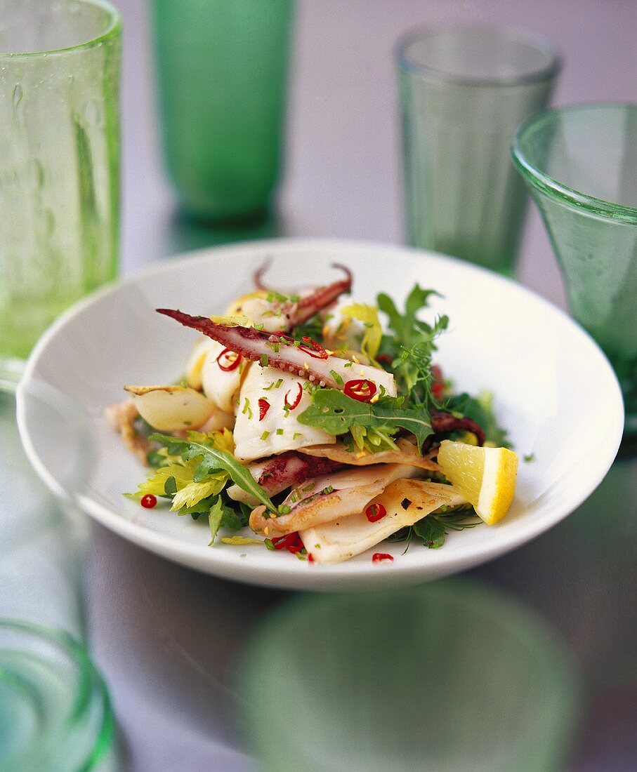 Tintenfisch-Rucola-Salat mit Chiliringen