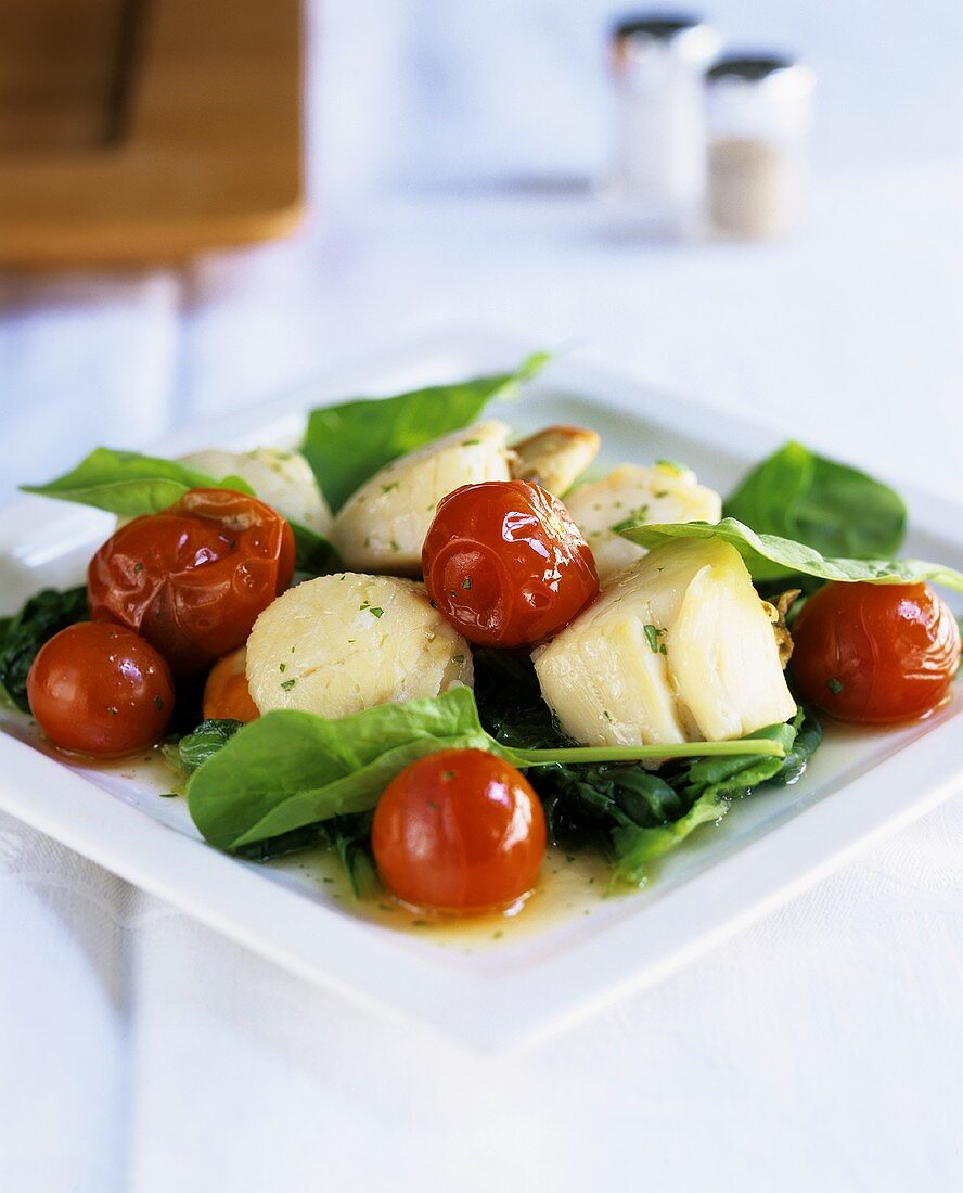 Scallops with spinach and cherry tomatoes