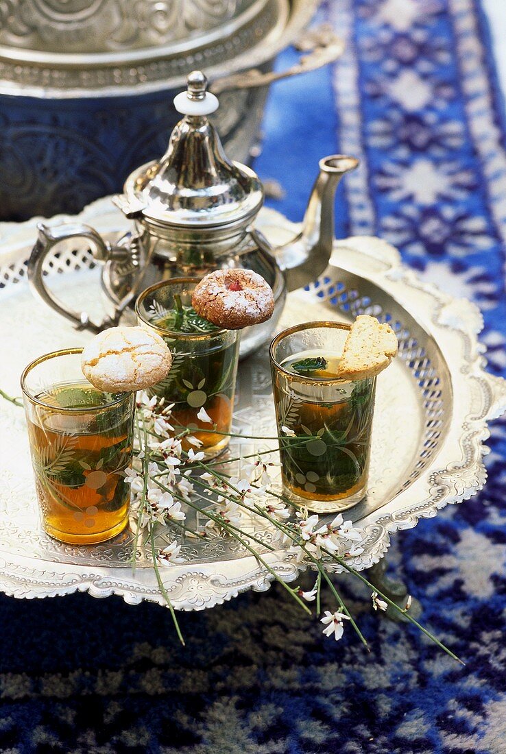 Arabische Teeszene mit Kräutertee, Gebäck und Teekanne