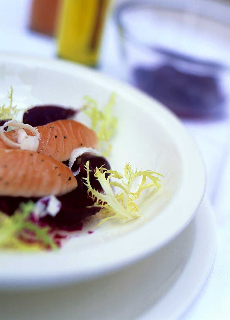 Lachs auf lauwarmem Rote-Bete-Salat