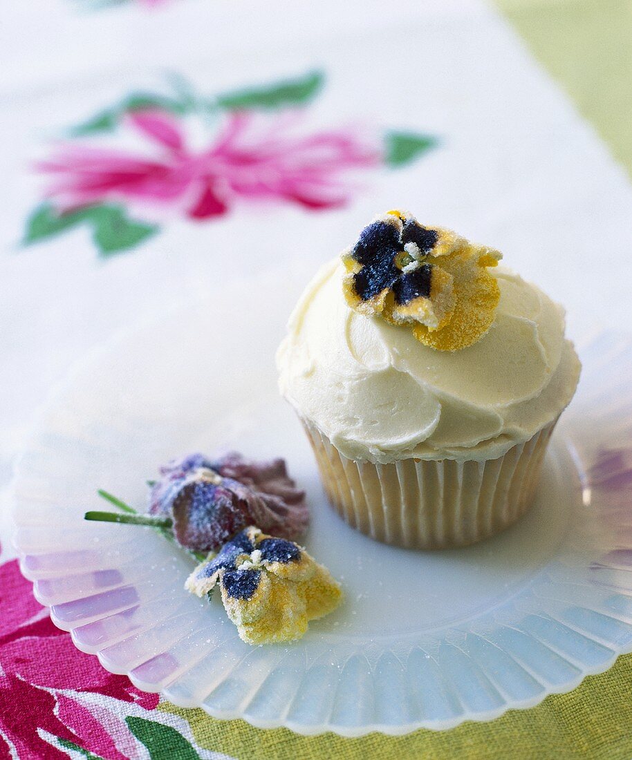 Cupcake mit kandierten Blüten