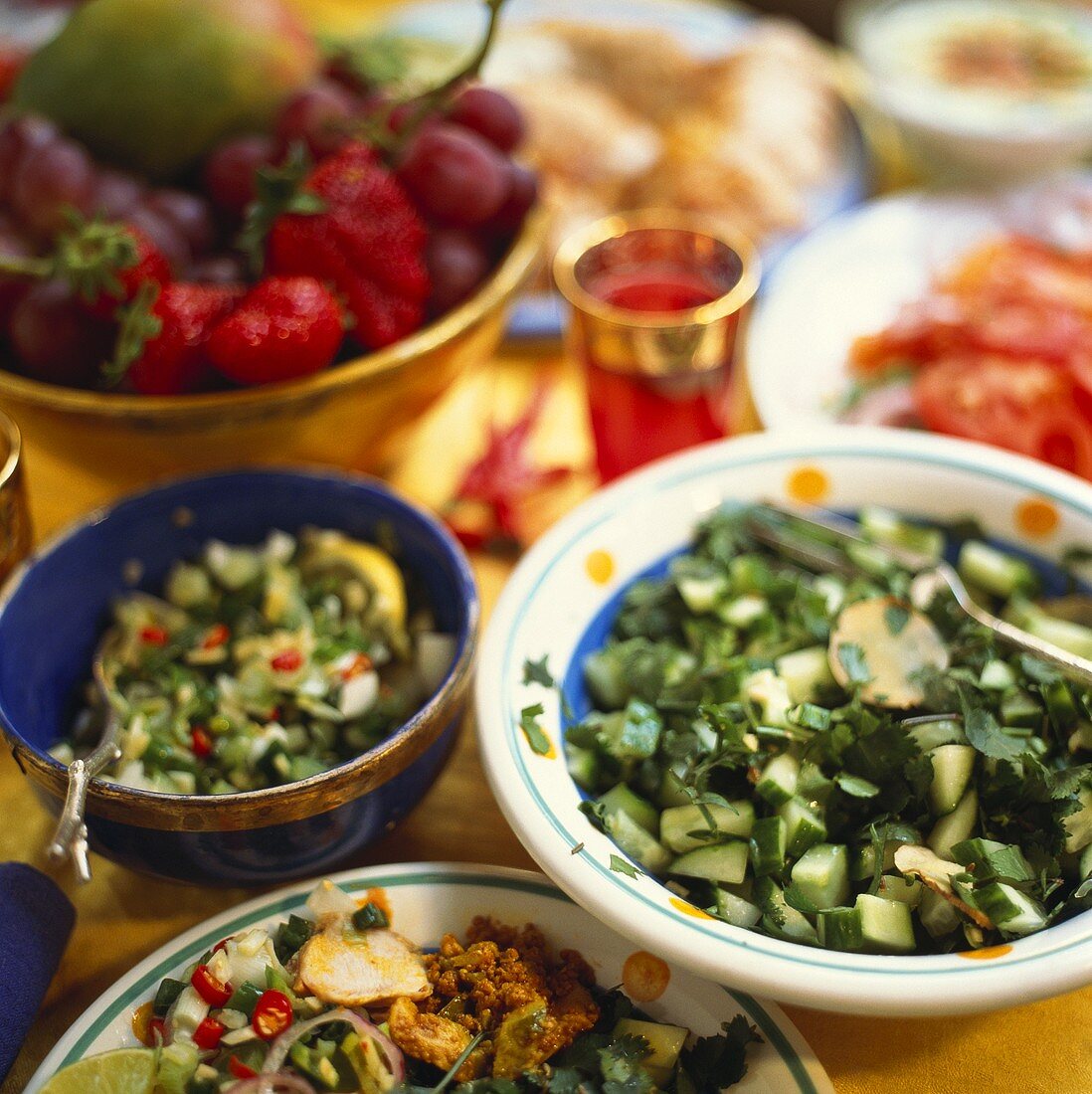 Salate aus dem Mittleren Osten mit Gurke, Koriander, Hähnchen