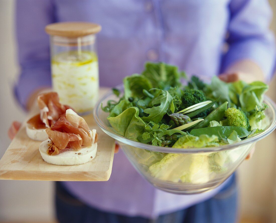 Grüner Salat und Mozzarell-Parmaschinken-Häppchen