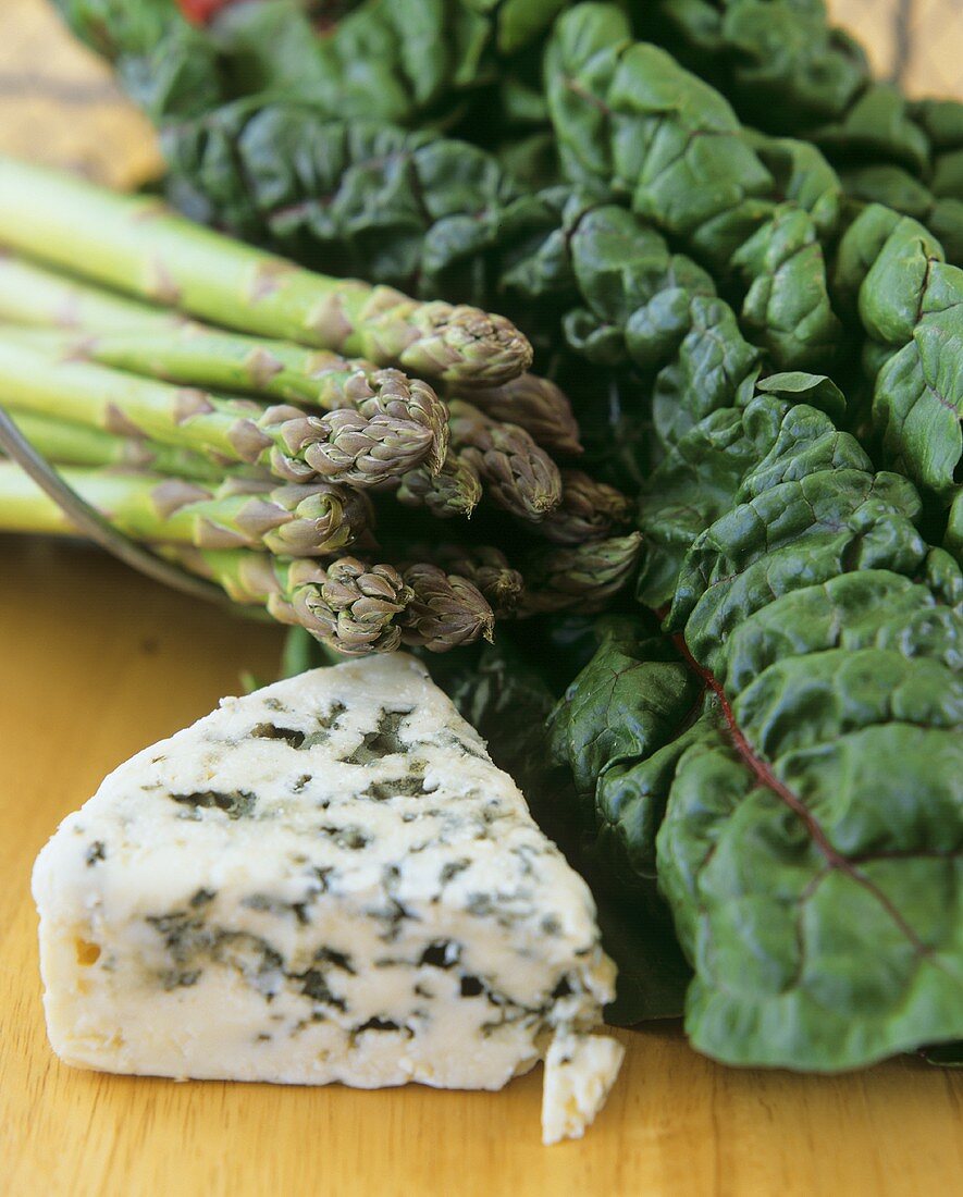 Roquefortkäse, grüner Spargel und Mangold