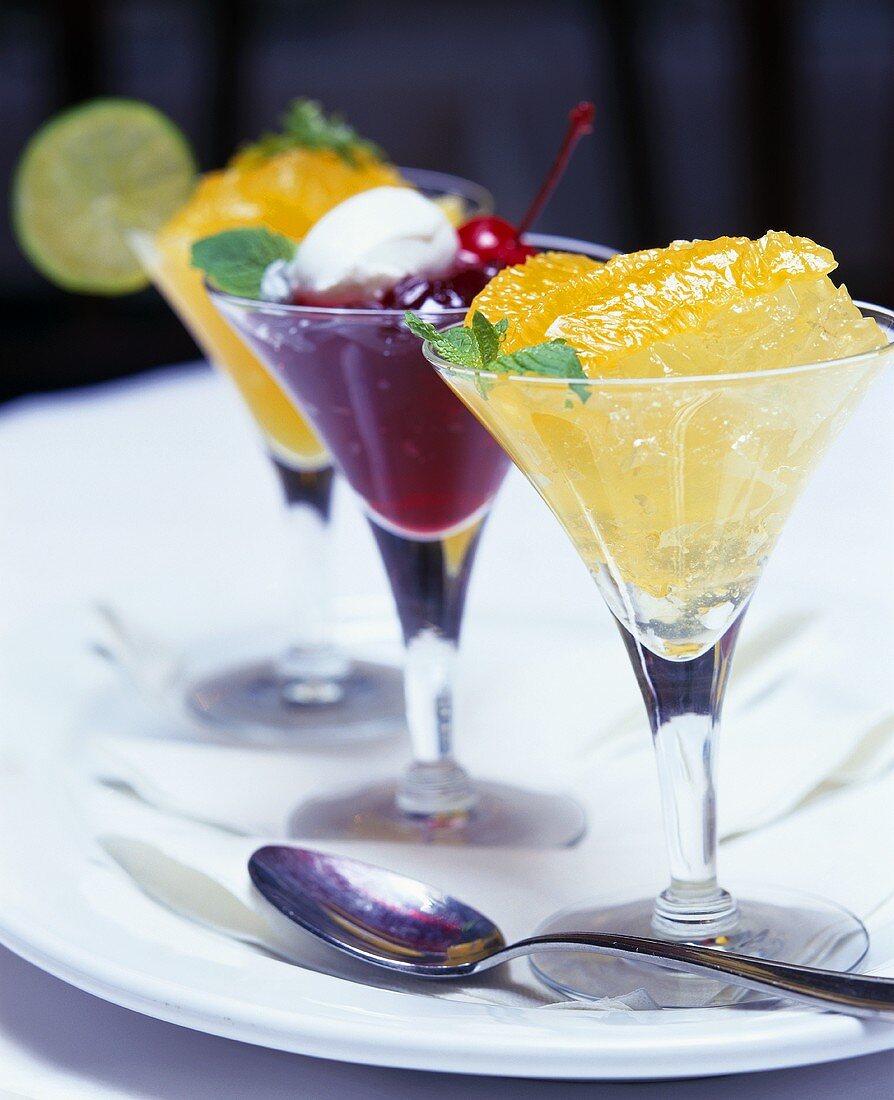 Fruchtdessert mit Martini in drei Gläsern