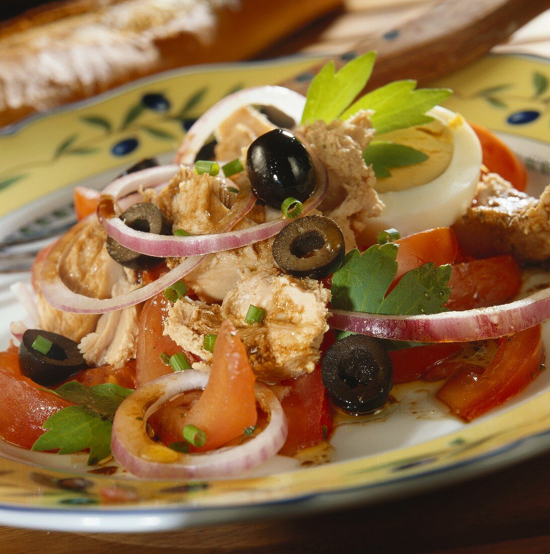 Tuna salad with egg and vegetables