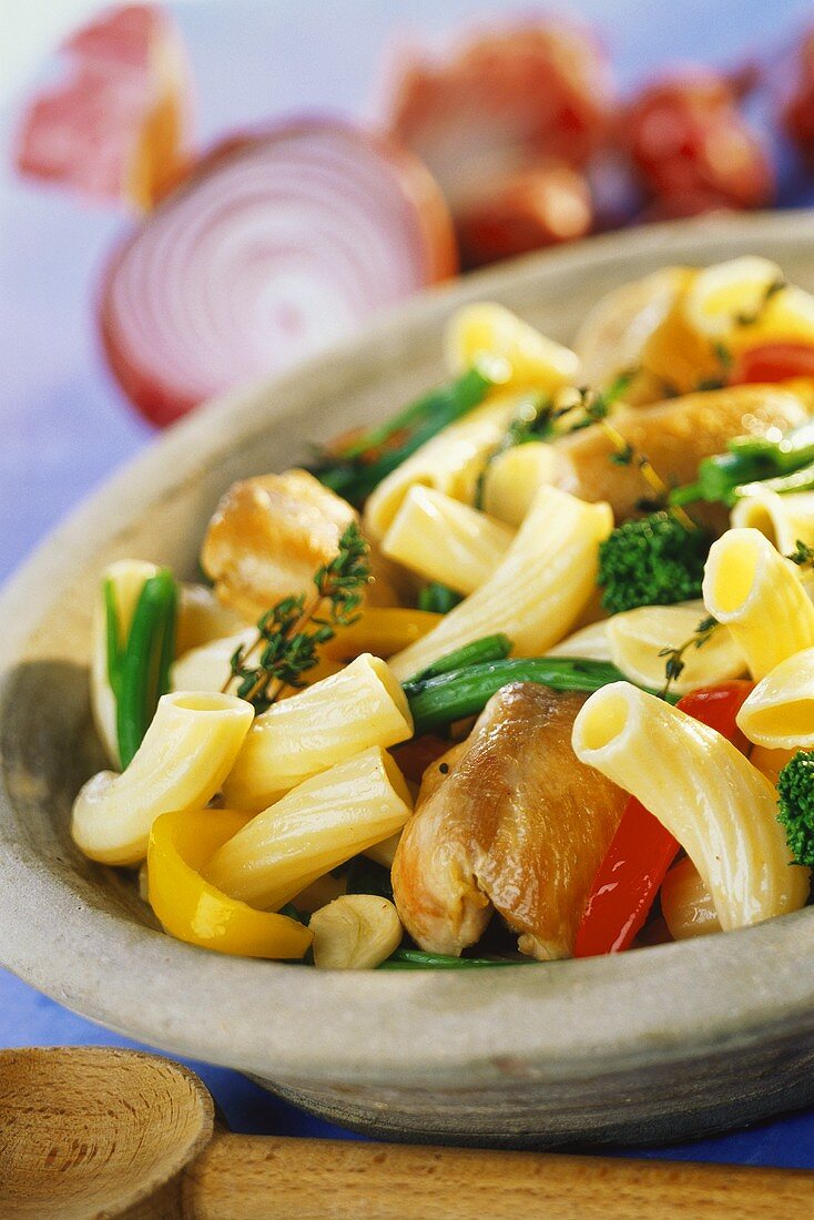 Rigatoni with chicken breast and vegetables