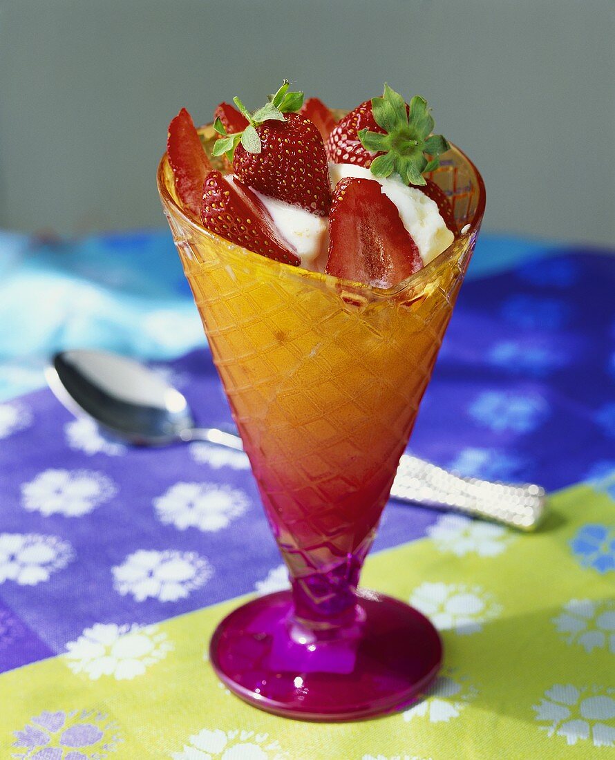 Joghurtsorbet mit Erdbeeren