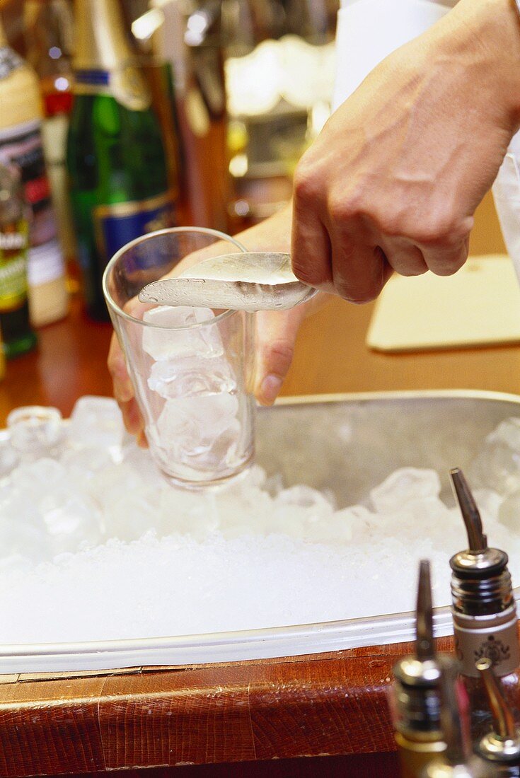 Filling glass with ice cubes