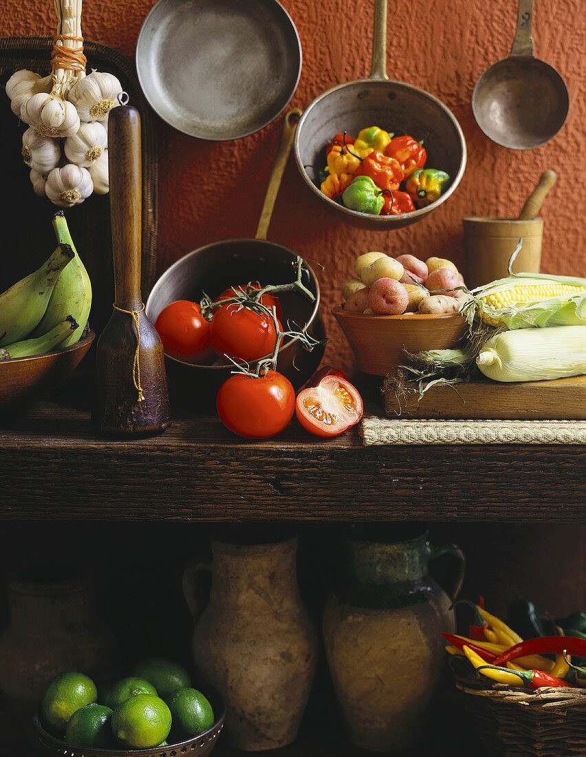 Gemüse, alte Pfannen und Töpfe in der Küche