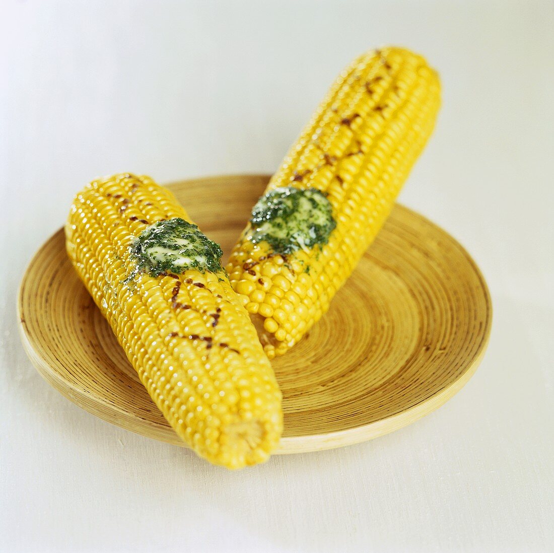 Barbecued corncobs with herb butter