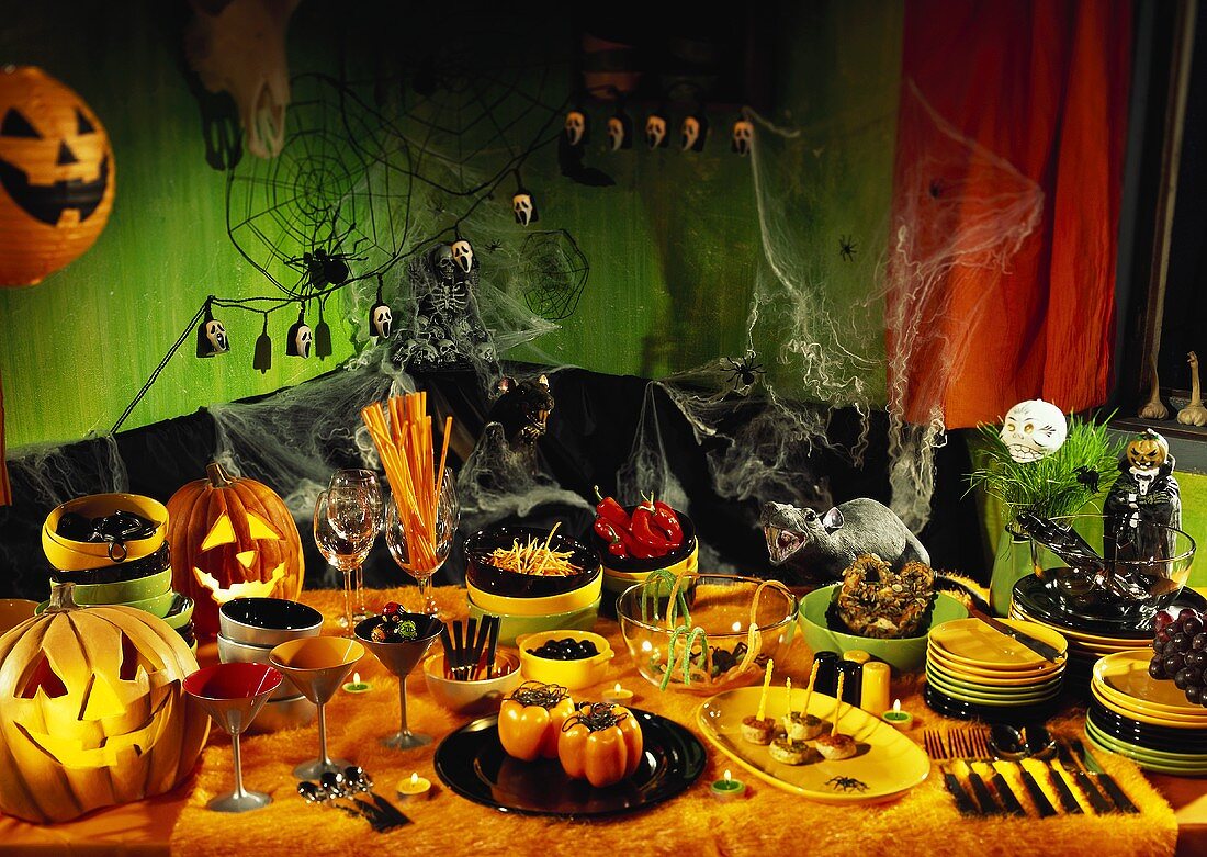 Zu Halloween gedeckter Tisch mit Snacks